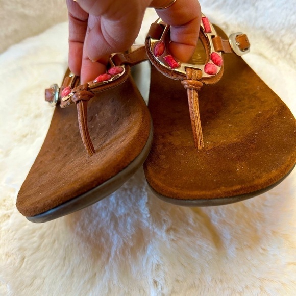Vionic leather Ricco medallion coral & gold beaded flip flop sandals Sz-9. I - Picture 3 of 10